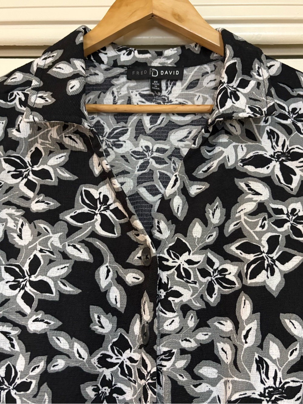 Cool Fred David Black & White Floral Collared Button-Front Tie-Hem Top - Picture 4 of 9